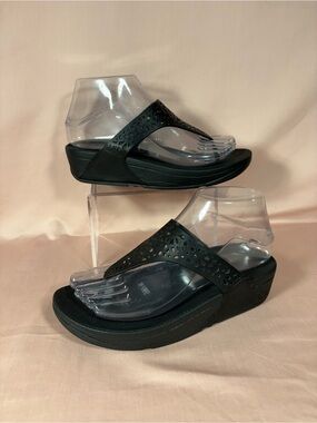 FitFlop Black Laser-Cut Leather Thong Sandals Women's Size 5